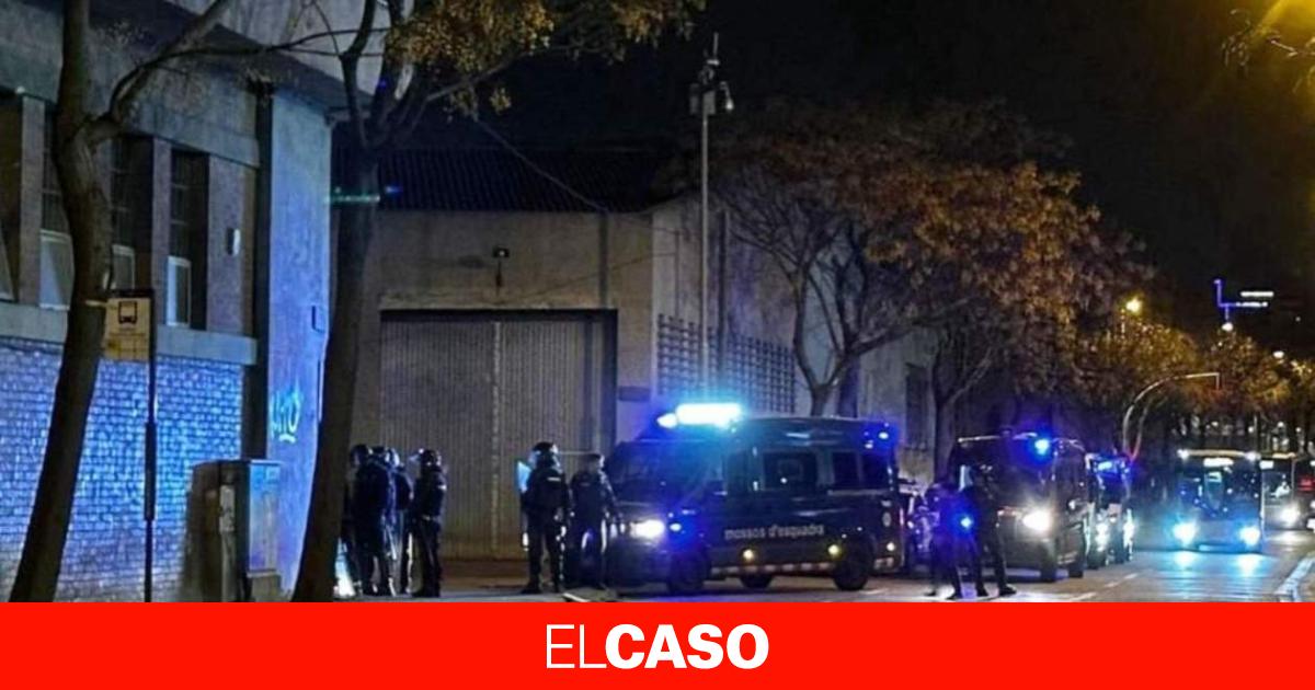 Se atrincheran y atacan con piedras a los Mossos que querían parar una ocupación de una nave en Badalona