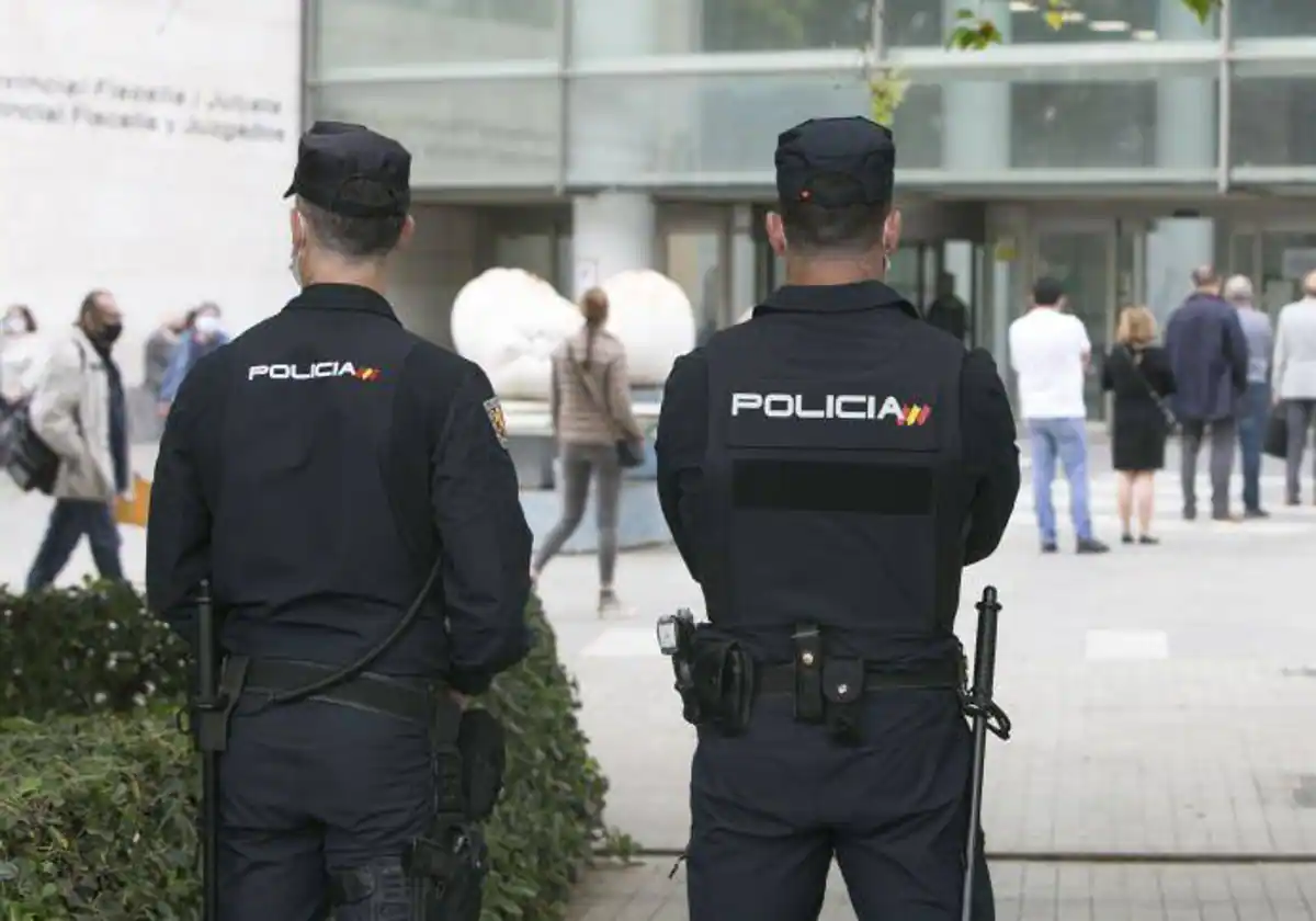 Un indigente hiere a otro a puñaladas en la calle Borull de Valencia