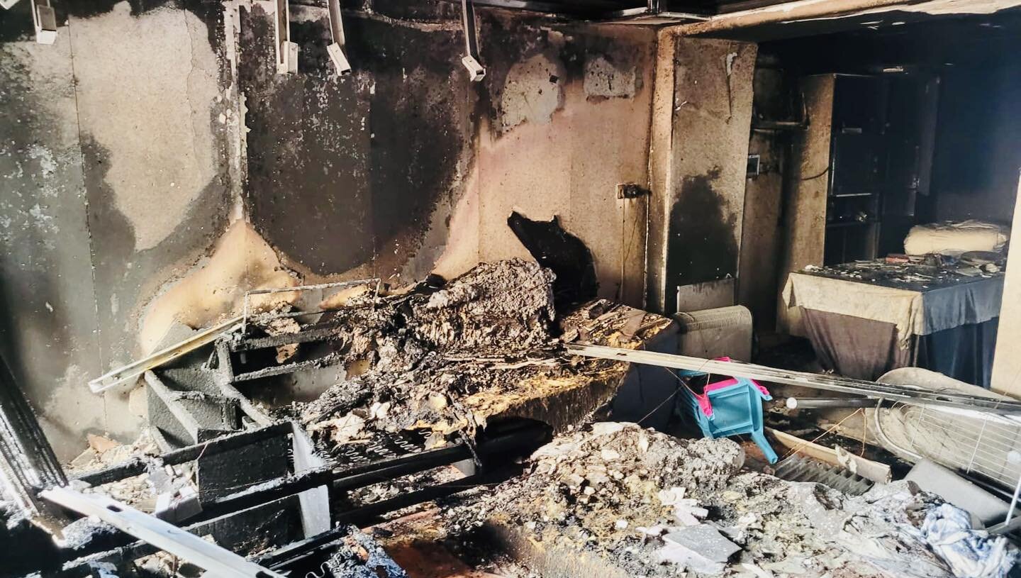 Los Bomberos sofocan cuatro incendios de contenedores y una casa