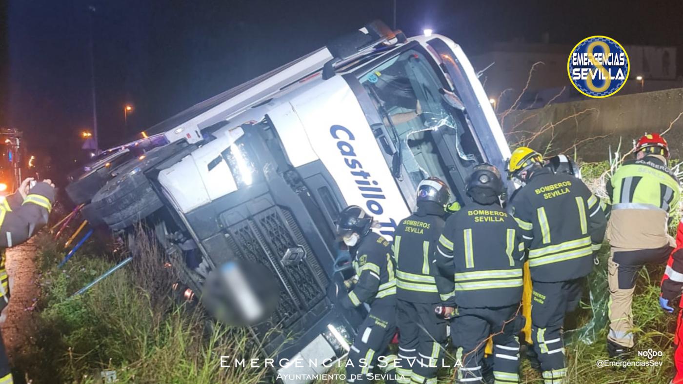 Dos heridos tras volcar un camión trailer en la A-92, en Sevilla