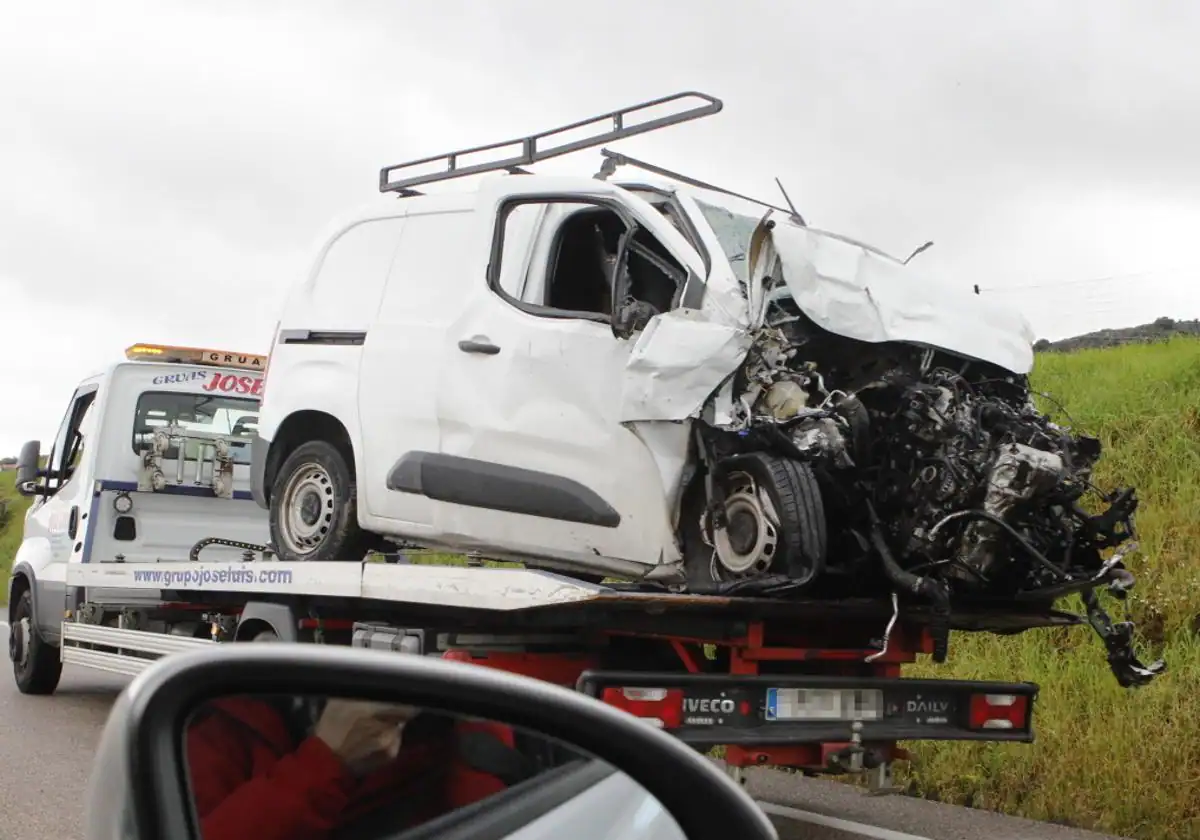 Sucesos | Accidente de tráfico: En la UCI los dos conductores heridos en el grave choque frontolateral cerca de Cáceres