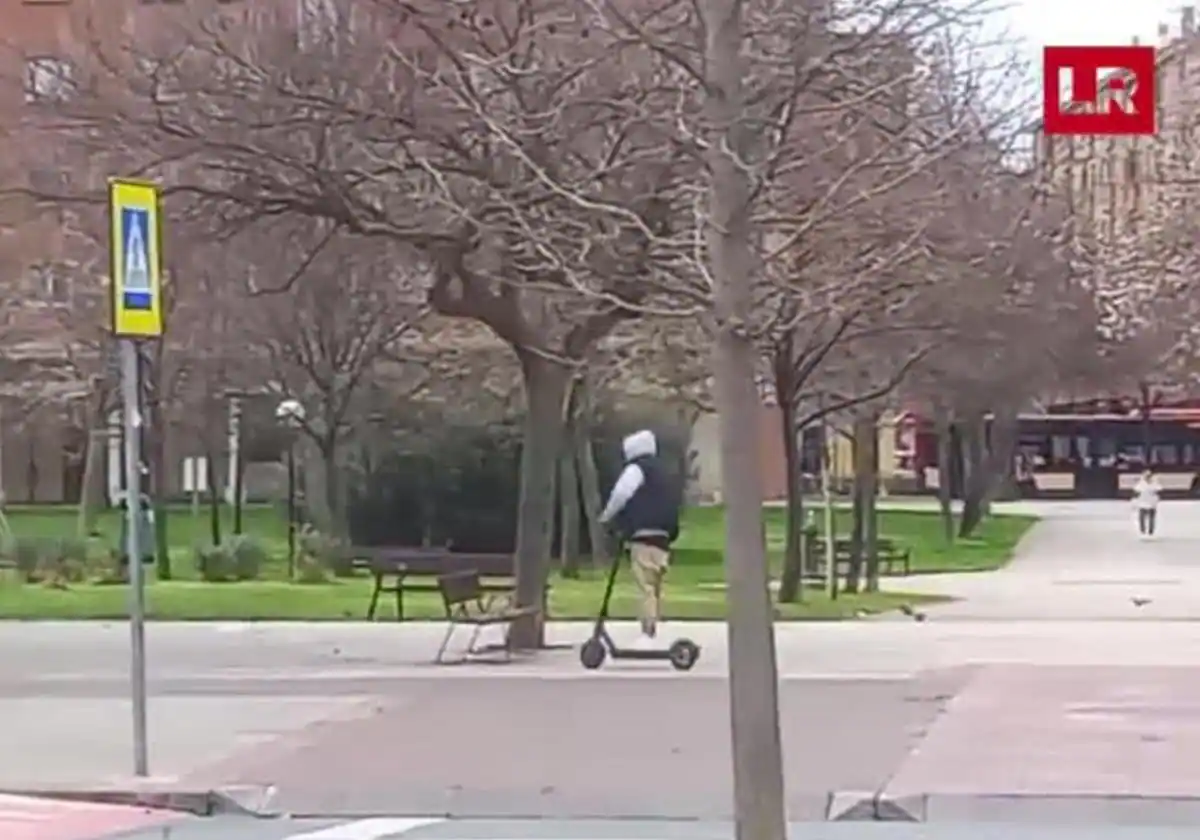 Dos jóvenes protagonizan espectacular robo de tres patinetes en el IES Comercio de Logroño