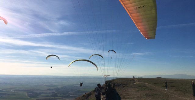 Hombre resulta herido en accidente de parapente en Alarilla, Guadalajara: centro de vuelo libre reconocido en toda España.