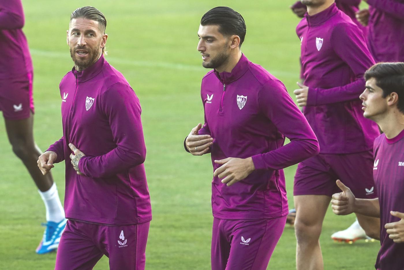 Los futbolistas del Sevilla FC, Sergio Ramos y Rafa Mir. - efe