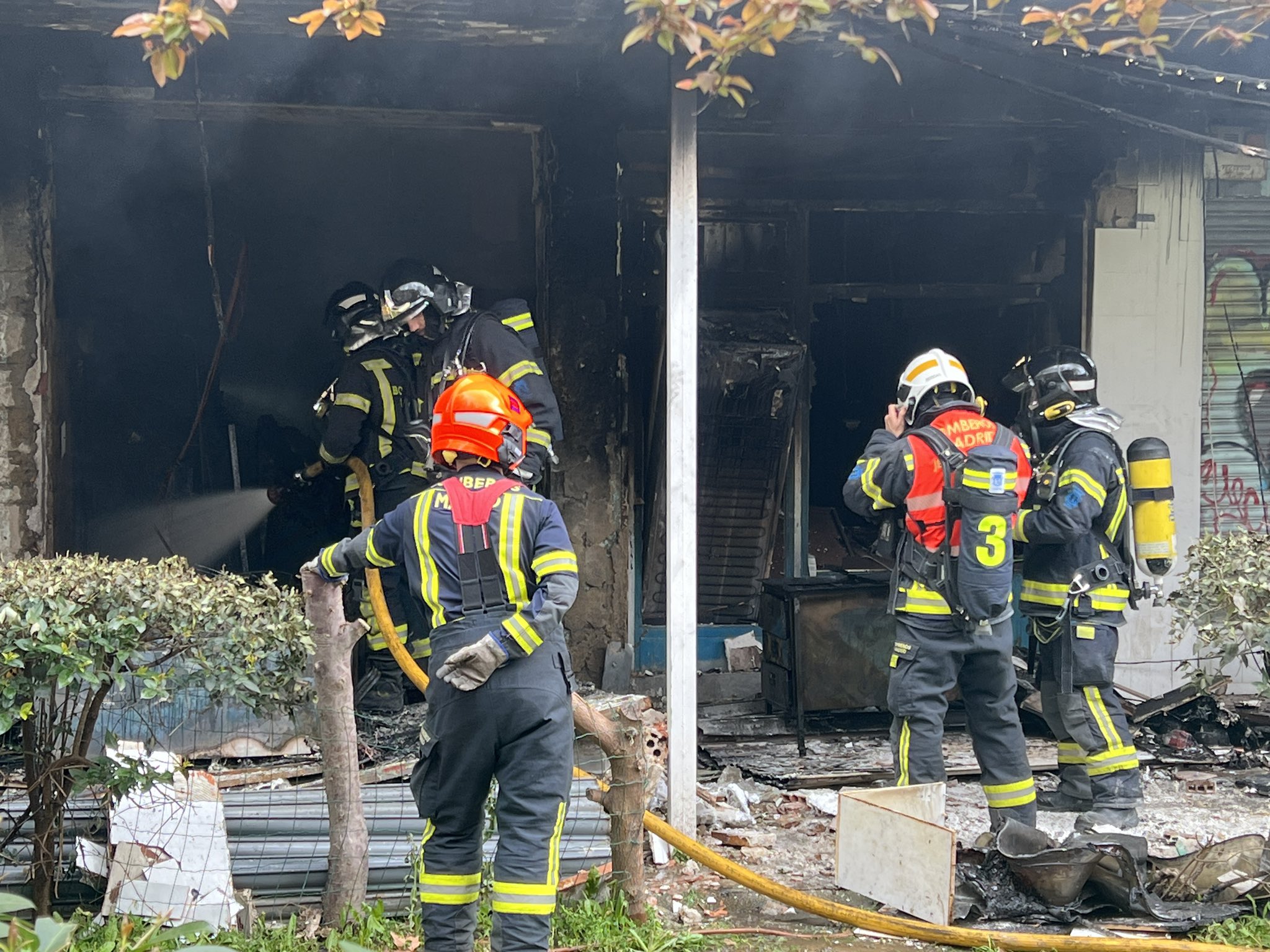 La explosión de un patinete eléctrico provoca un incendio en un local okupado de La Elipa