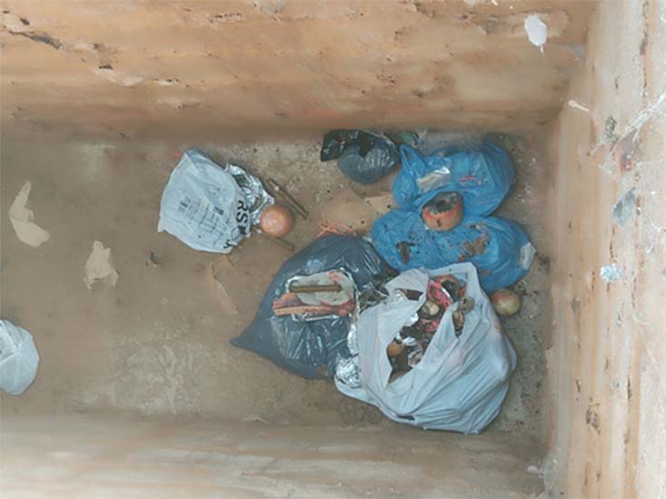 Extrañas mujeres turistas latinoamericanas realizan ritual macabro en cementerio de Ruidera