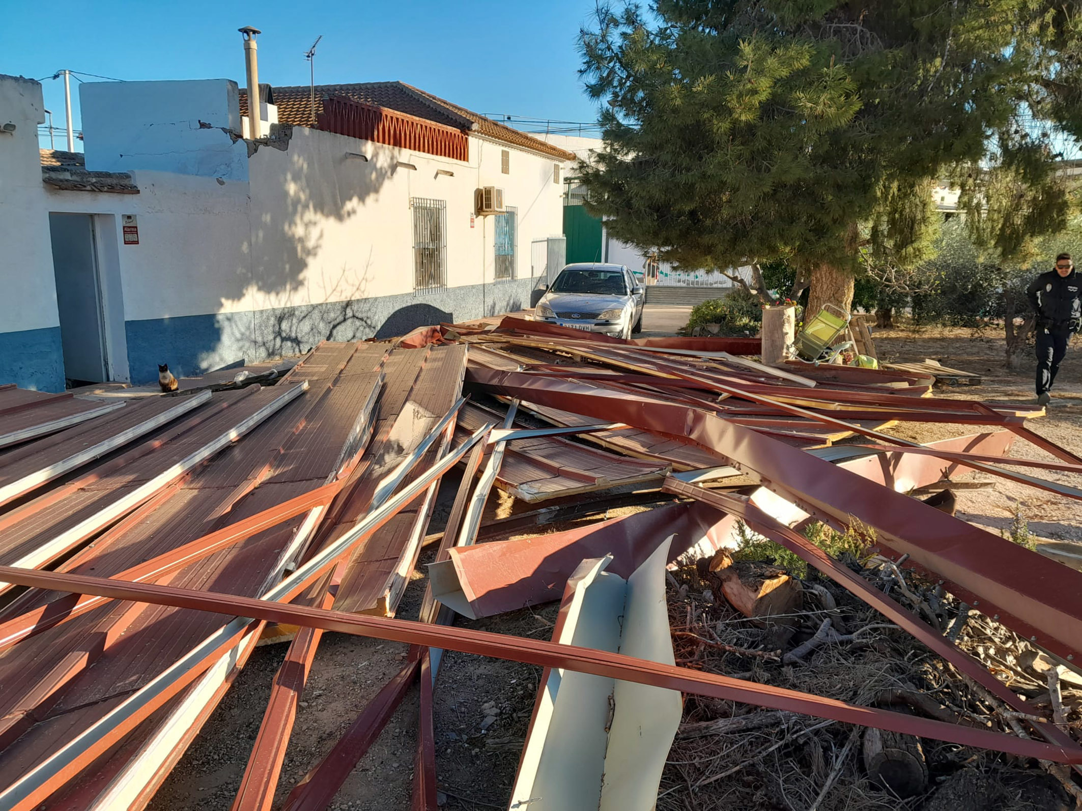 El viento arranca la cubierta del colegio Vista Alegre de Las Torres y obliga a suspender las clases