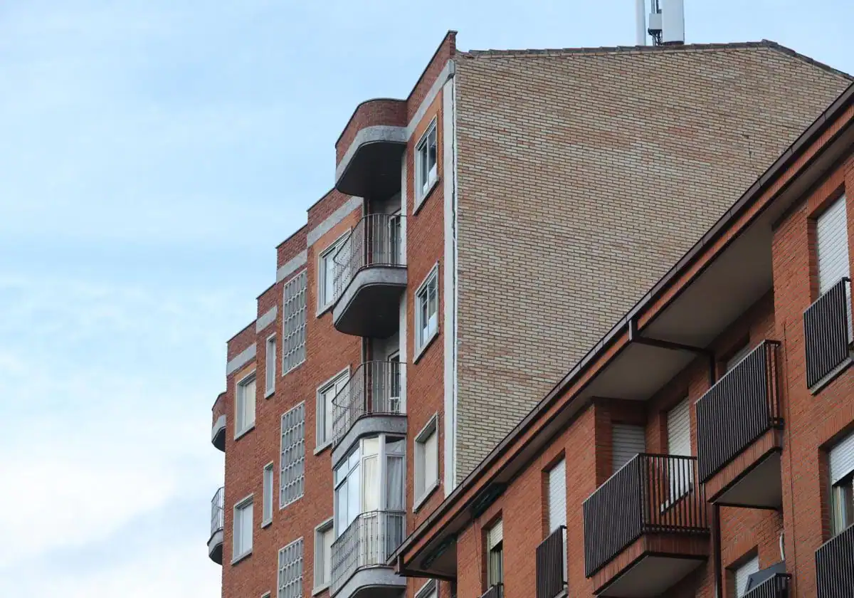Salamanca: derribo controlado en la fachada de un edificio afectado por el viento