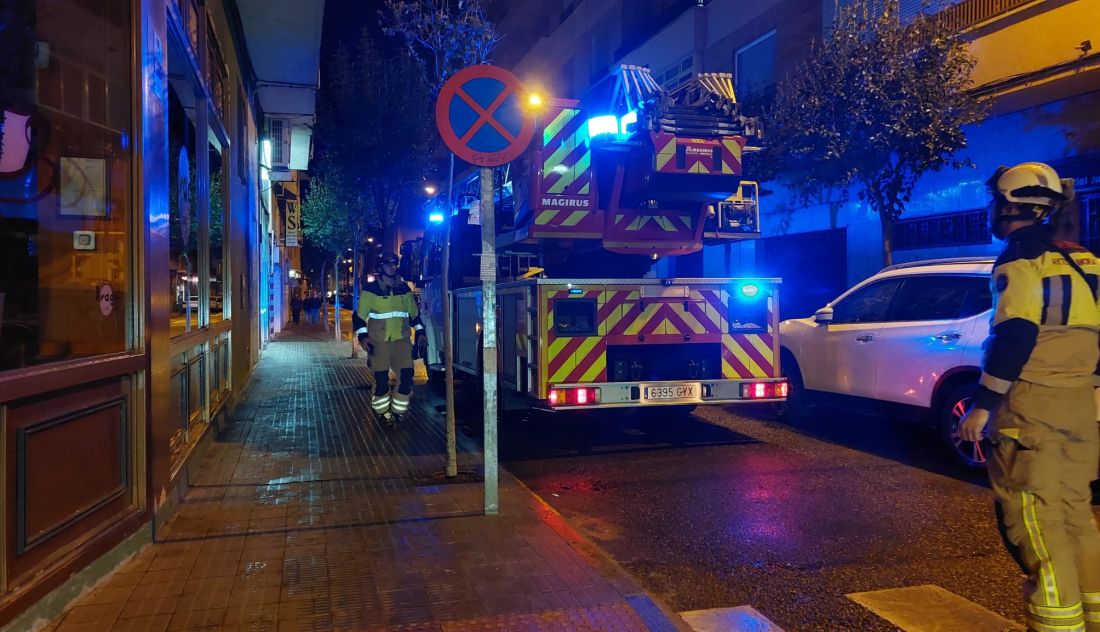 Los bomberos continúan con sus actuaciones tras los fuertes vientos en Zamora