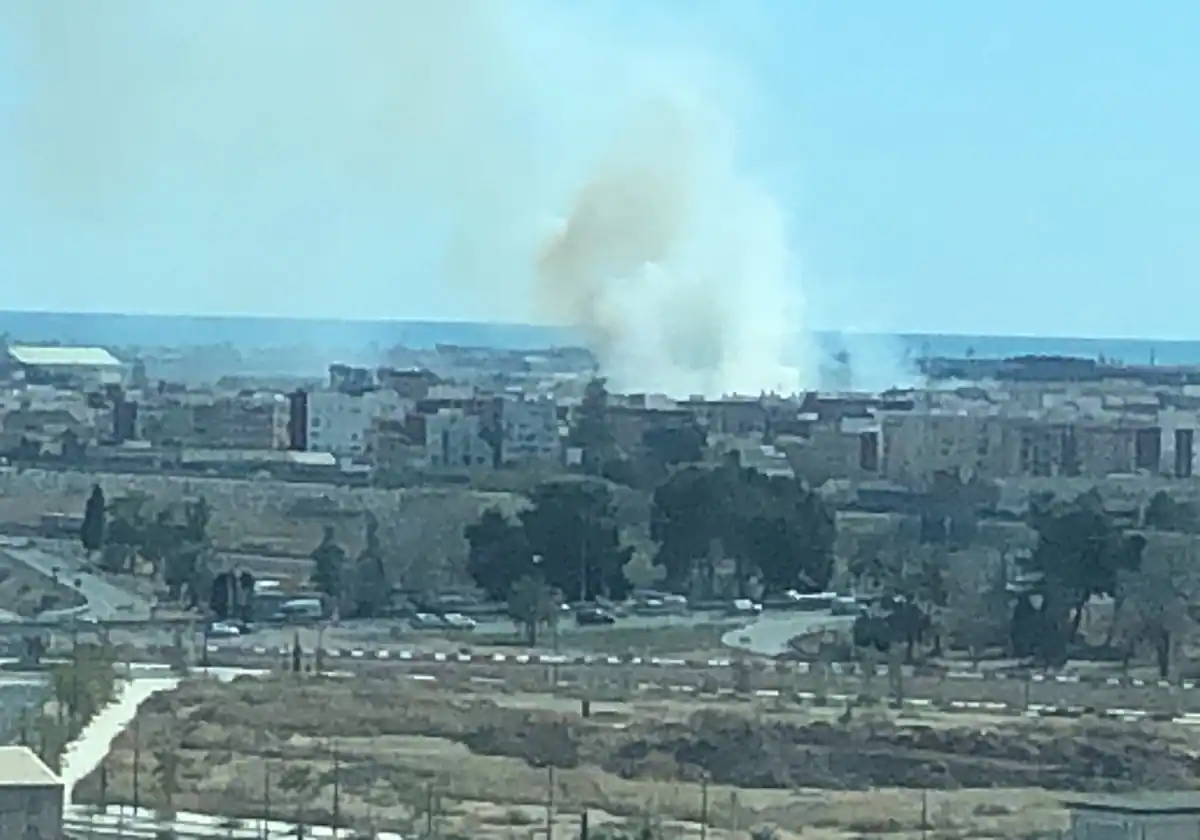 Un incendio en un solar provoca una gran columna de humo en Valencia