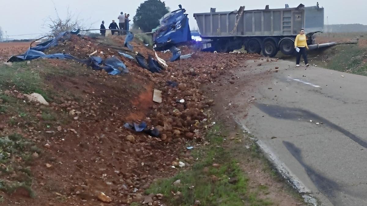 Grave accidente de tráfico en León deja un conductor herido y corta la carretera de Roperuelos del Páramo