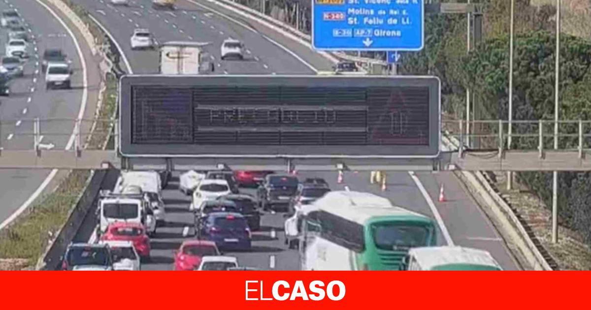 Un muerto y una mujer crítica en un choque entre una moto y un coche en la A-2 en Sant Vicenç dels Horts