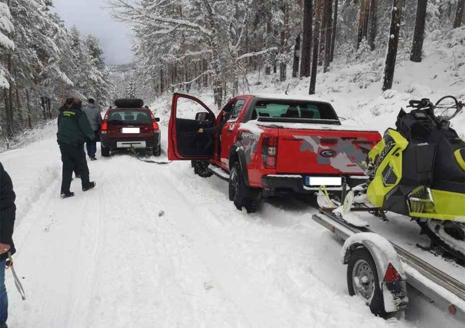 Guardia Civil rescató a vehículo atrapado por nieve en Covaleda, salvando a cinco personas de un posible peligro