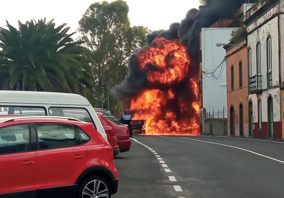 Susto en Santa Brígida: arde un camión grúa y se propaga a una casa