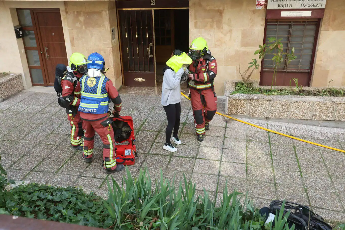 Siete afectados, entre ellos un bebé de un mes, en el incendio de un edificio en Salamanca