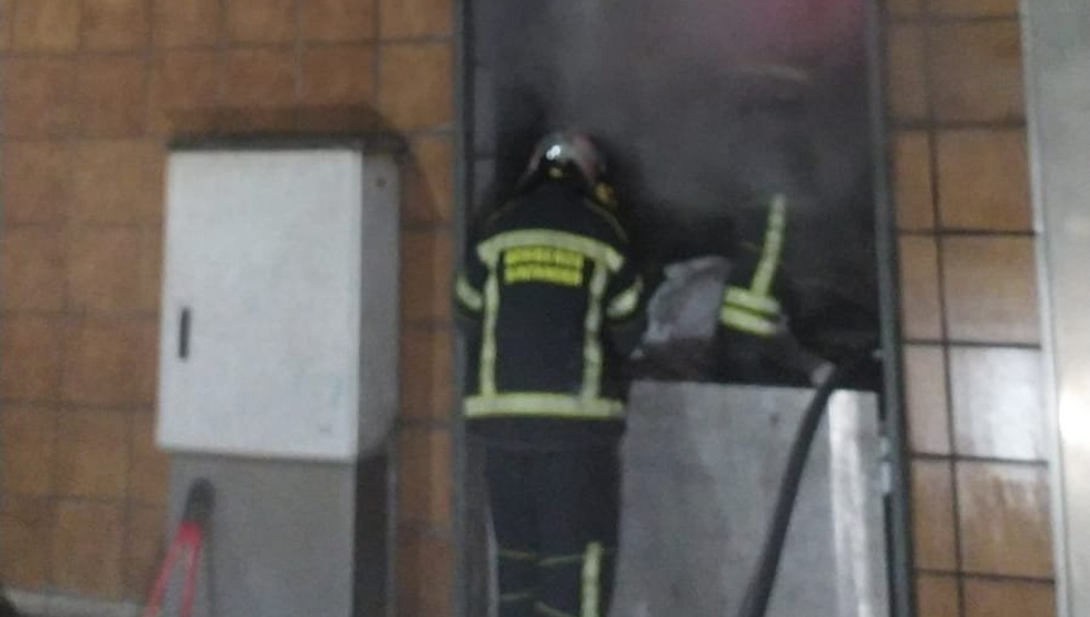 Incendio en una nave industrial de Santander causa daños en enseres, bomberos logran sofocar las llamas