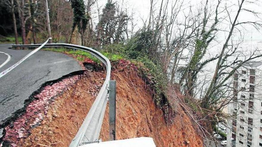 Hondarribia: Cortada la carretera que sube al faro de Higuer por un desprendimiento