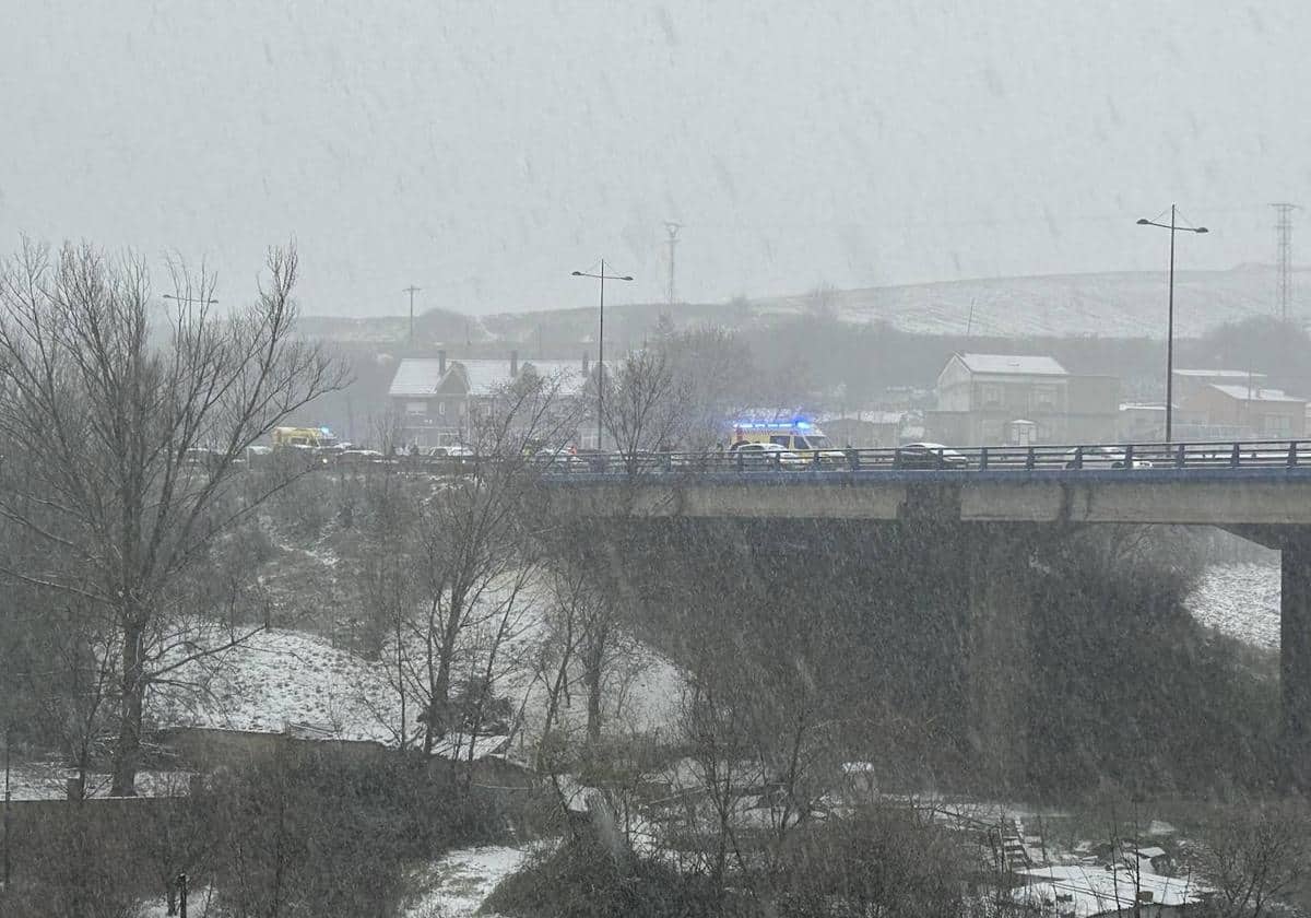 Una colisión múltiple provocada por la nieve corta el tráfico en la BU-11