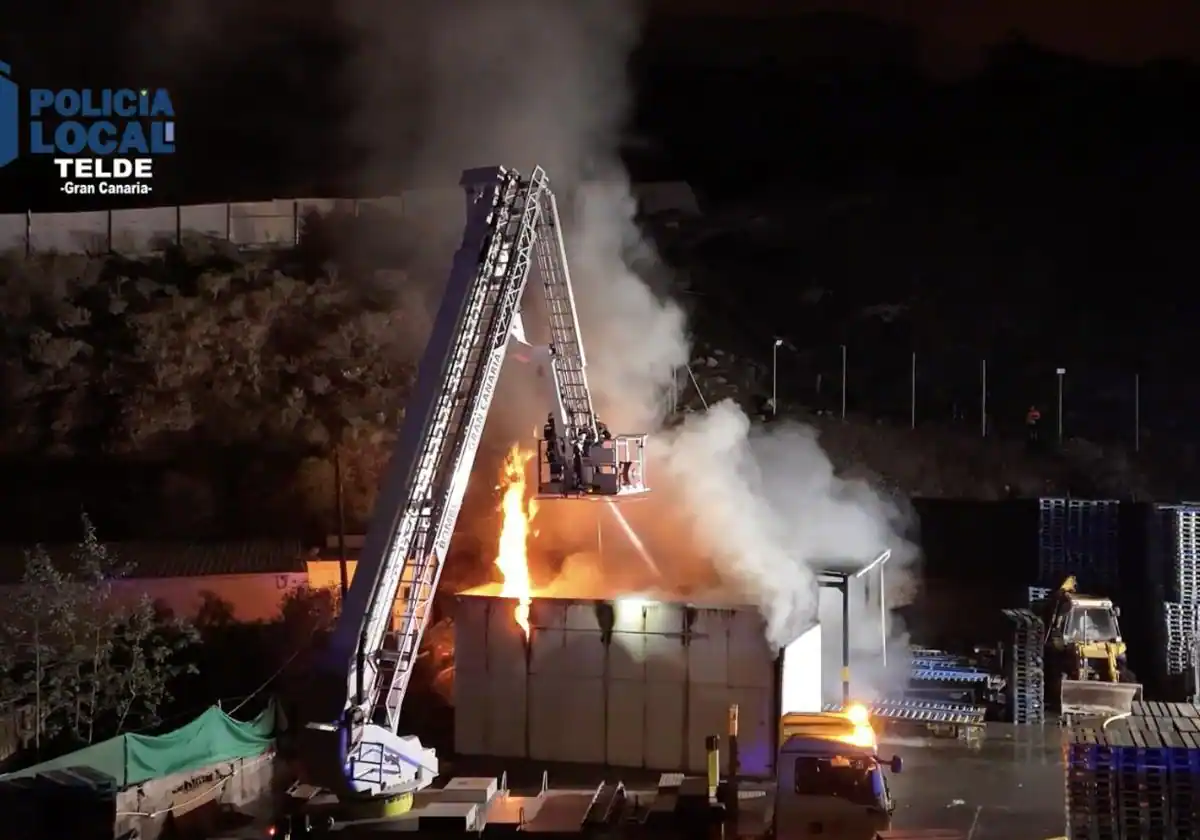 Intenso trabajo de los servicios de emergencias para sofocar un incendio en una nave industrial de Jinámar