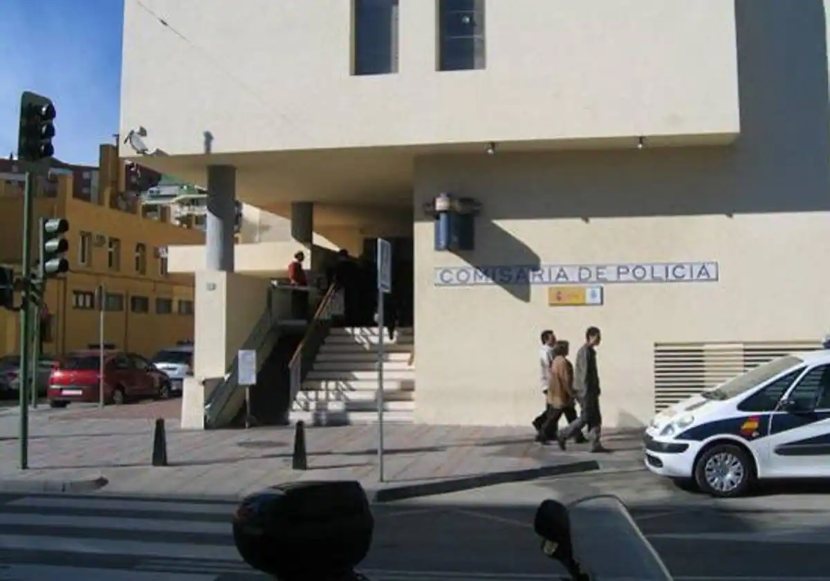 En busca por atracar a una joven tras propinarle patadas y puñetazos en pleno centro de Fuengirola