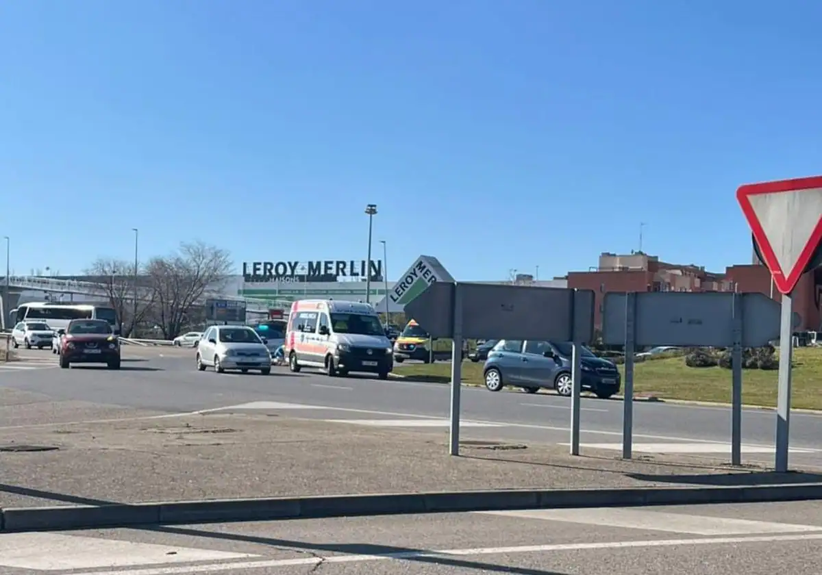 Joven en patinete eléctrico resulta herido tras chocar contra un turismo en rotonda de E.Leclerc, segundo accidente en 24 horas en Salamanca.