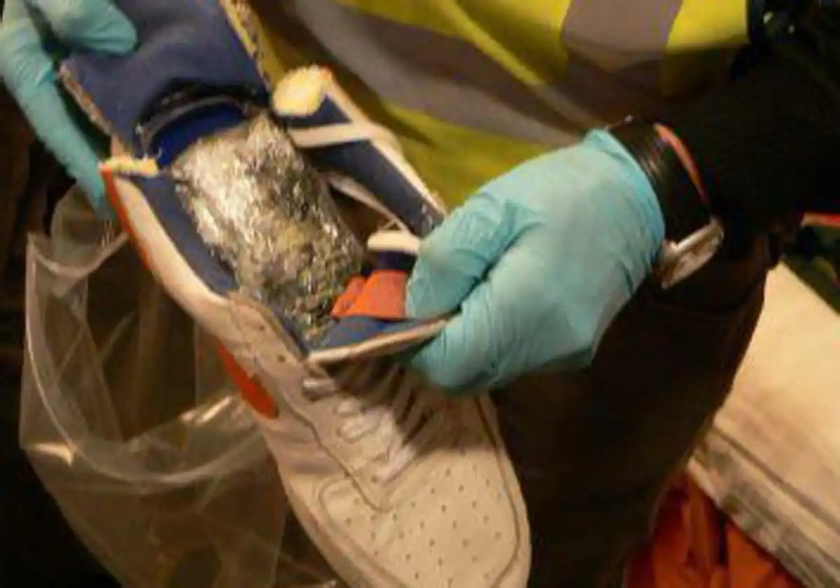 Detectan cocaína líquida en las suelas de seis zapatillas en el aeropuerto de Manises