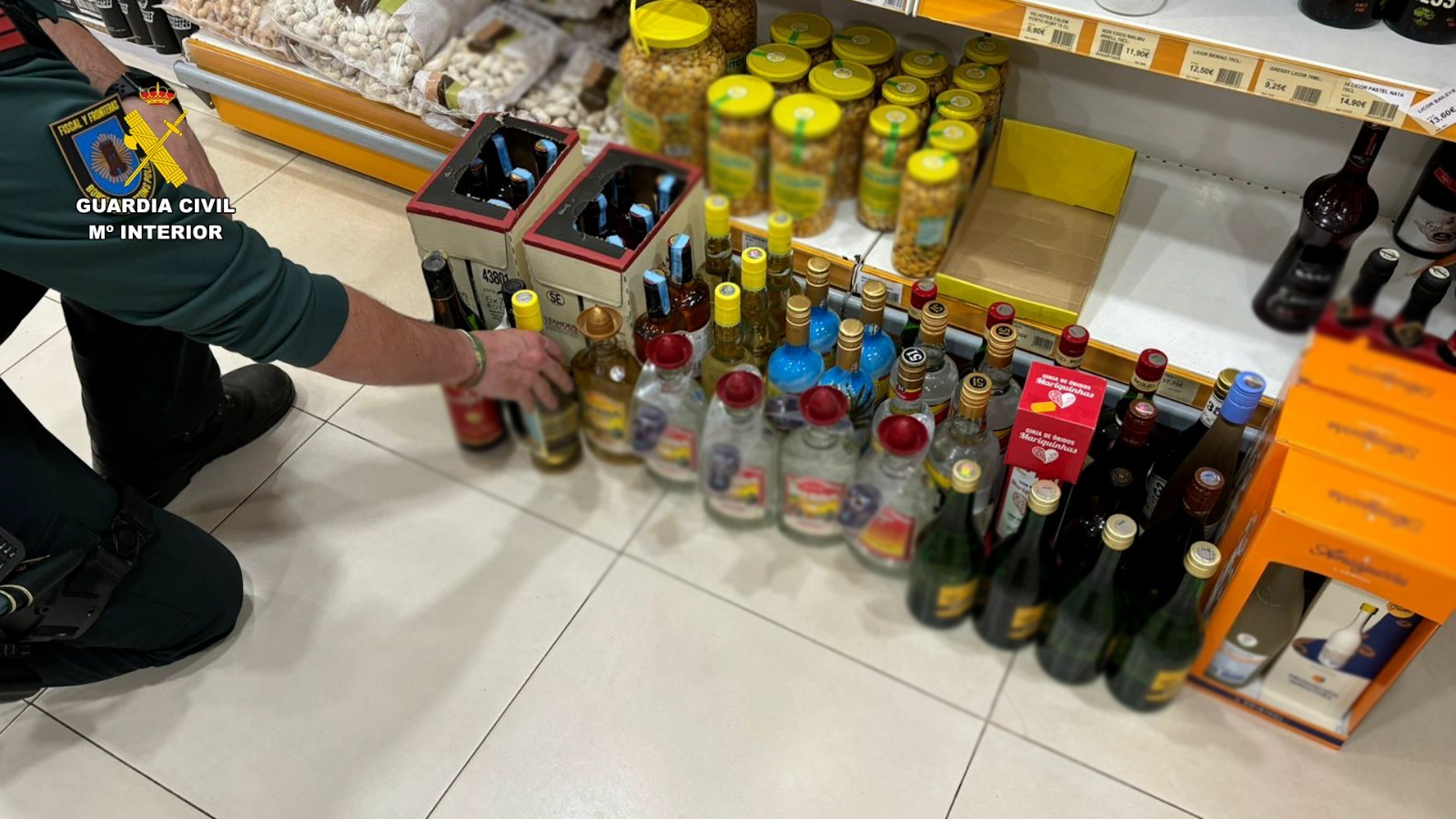 La Guardia Civil incauta tabaco y bebidas alcohólicas sin precintas legales en Bollullos Par del Condado y Rosal de la Frontera.