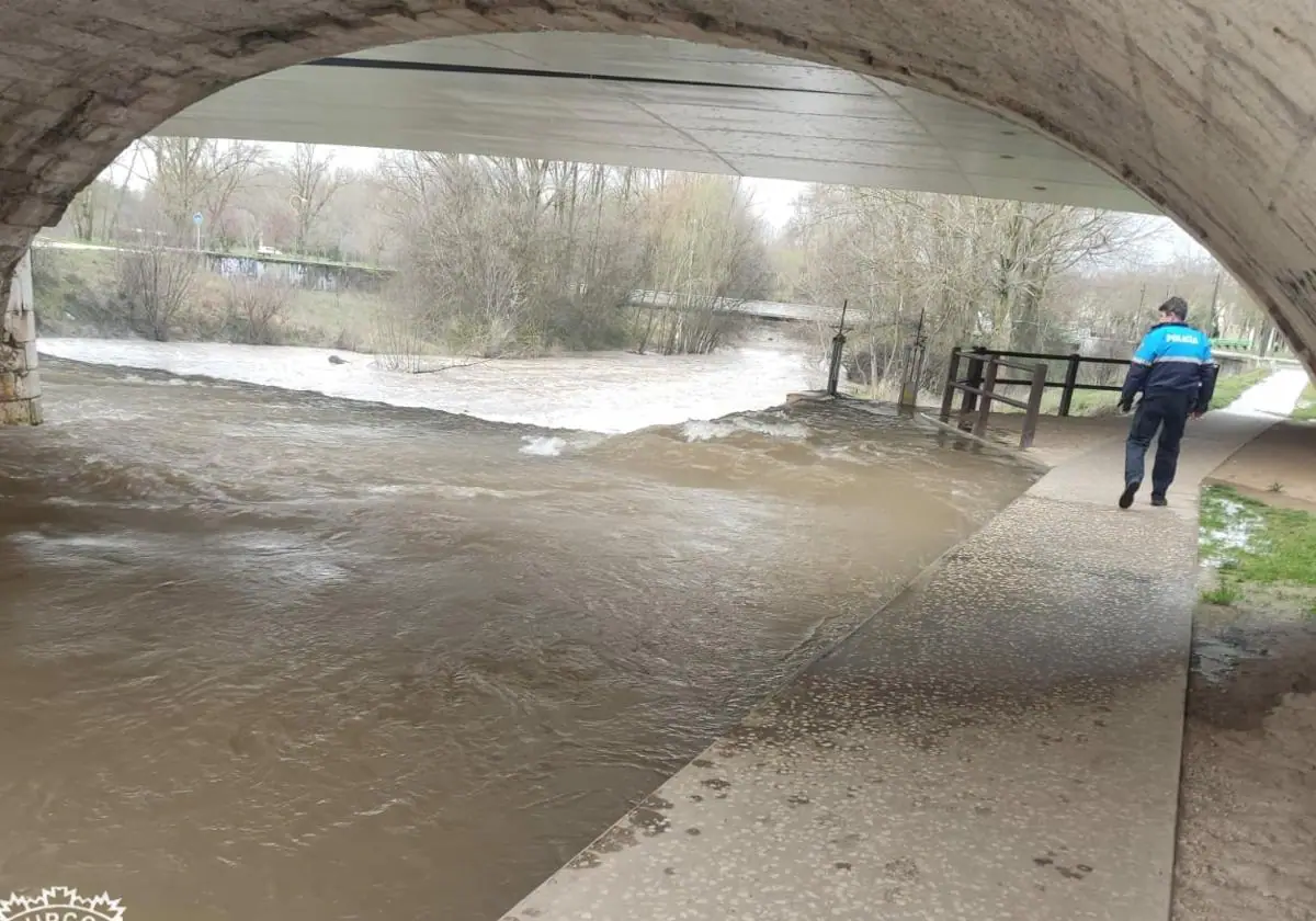 El riesgo de desbordamiento del Arlanzón lleva a cortar un acceso peatonal en Burgos