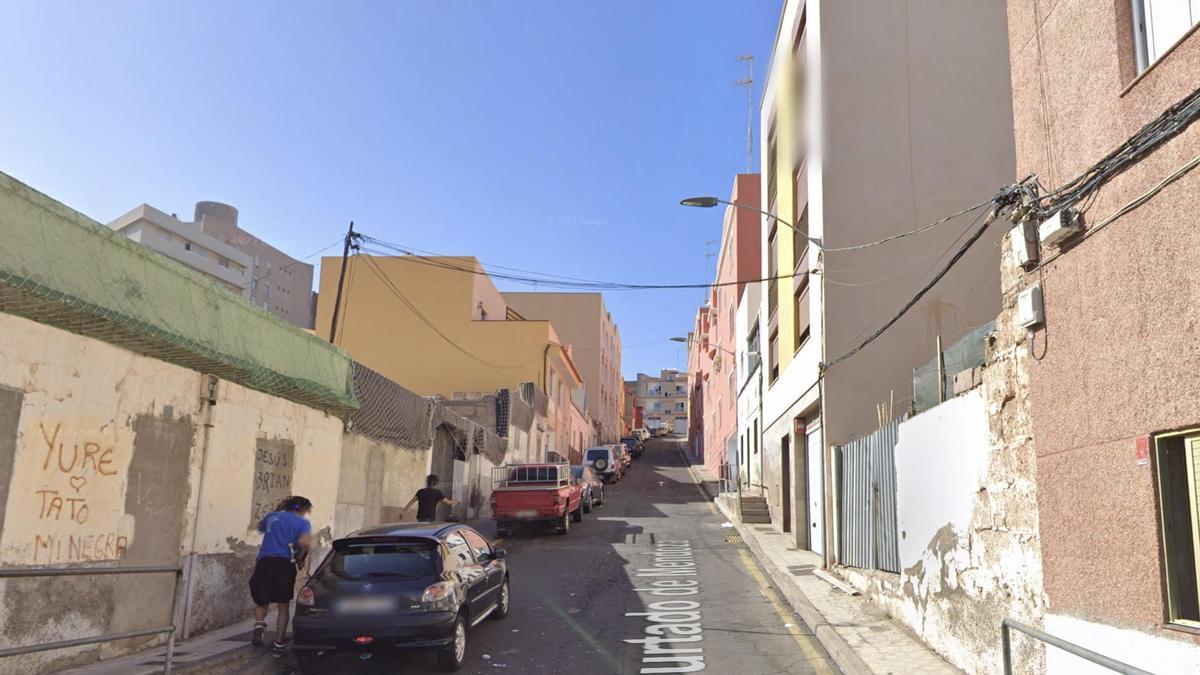 Mujer sufre intoxicación grave en incendio de vivienda en Santa Cruz de Tenerife