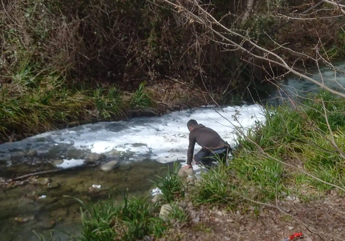 El Seprona investiga un nuevo vertido en el río Iregua