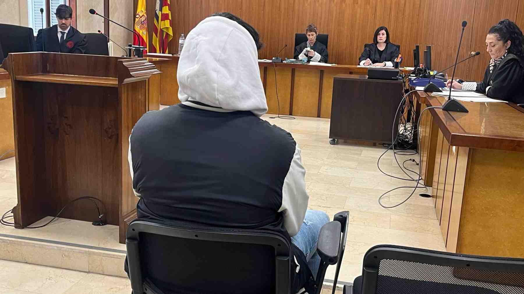 El profesor acusado de manosear el pecho a una alumna en un colegio de Palma: «No es cierto»