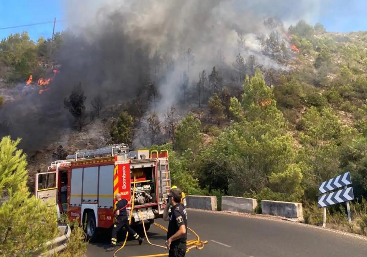 Una quema de rastrojos provoca un incendio forestal en la Vall de Laguar