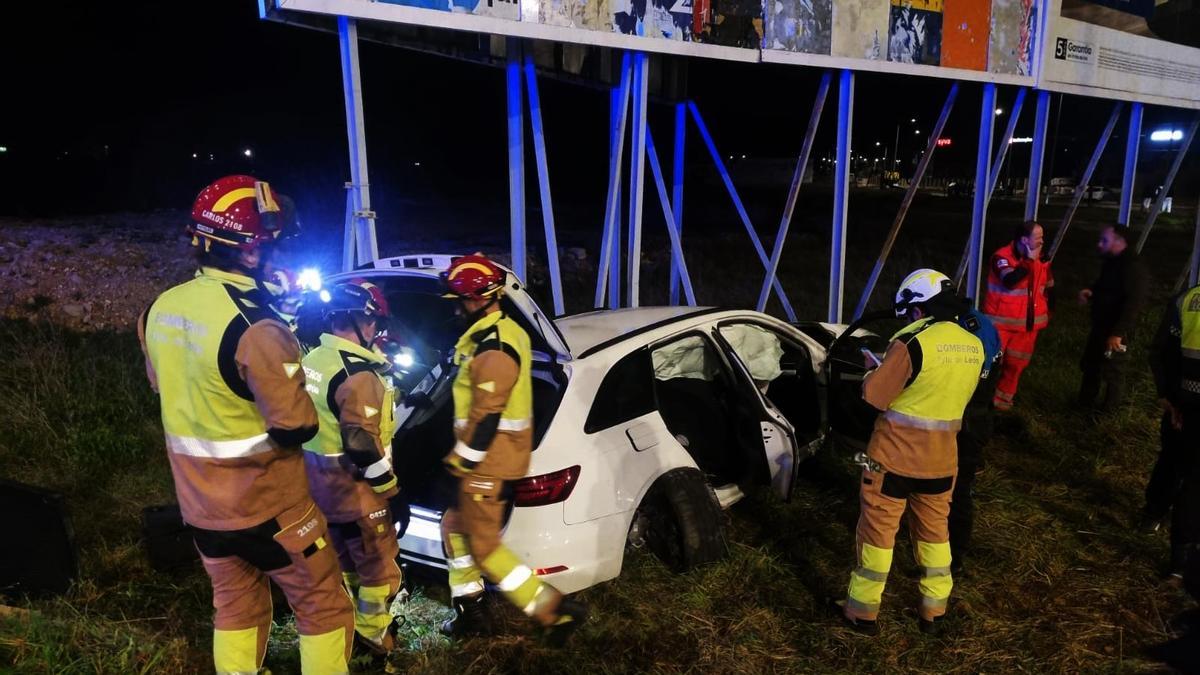 Rescatan a conductor atrapado en accidente de tráfico en la salida de León