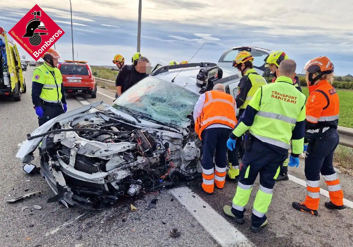 Un choque frontal entre un autobús y un coche corta la CV-91 en Almoradí