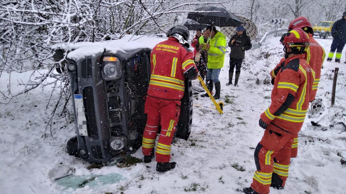 Rescate de la víctima del interior del vehículo que conducía entre la nieve.