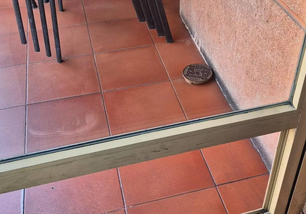 Roban la caja registradora del bar Los Pinares de Burgos utilizando una tapa de hierro de una arqueta de gas