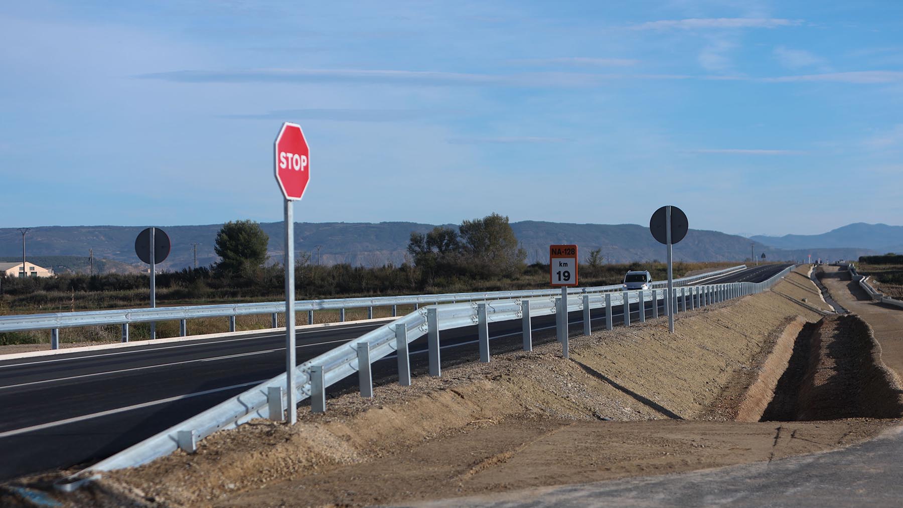 Cortada una importante autovía de Navarra por un camión volcado en la carretera