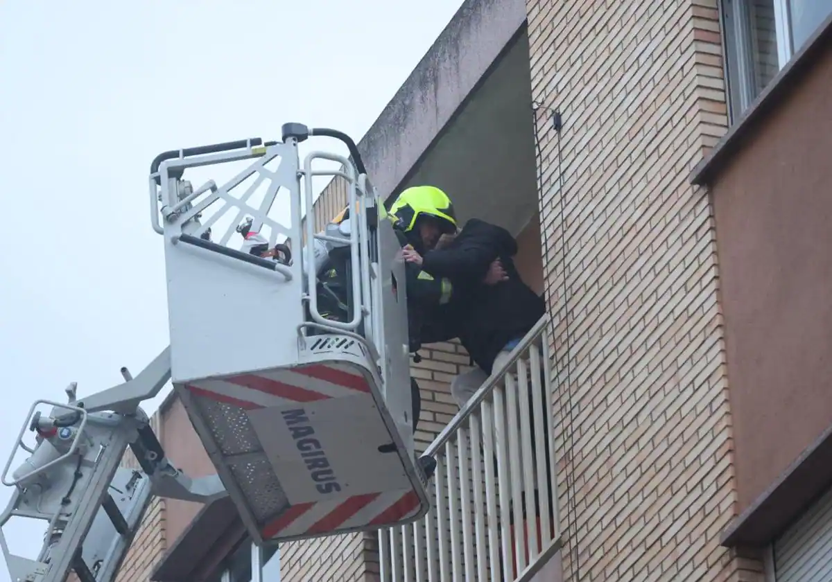Rescate en un edificio en llamas en Salamanca en un incendio provocado por una bici eléctrica
