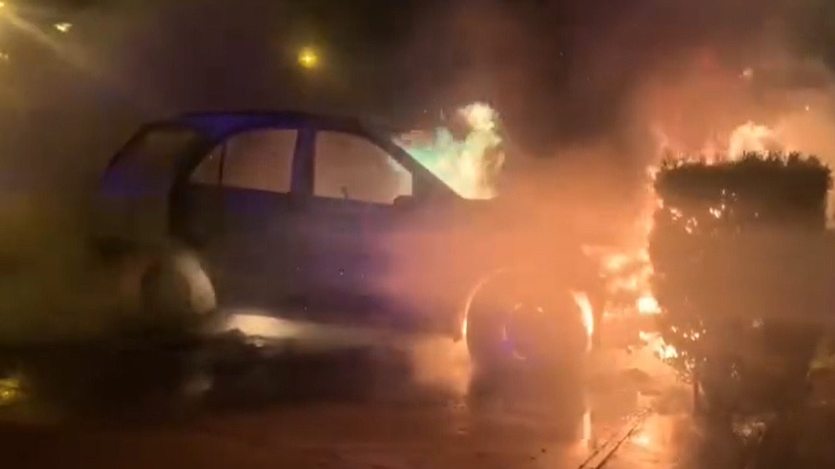 Vídeos | Susto en Matalascañas al arder un coche en plena madrugada