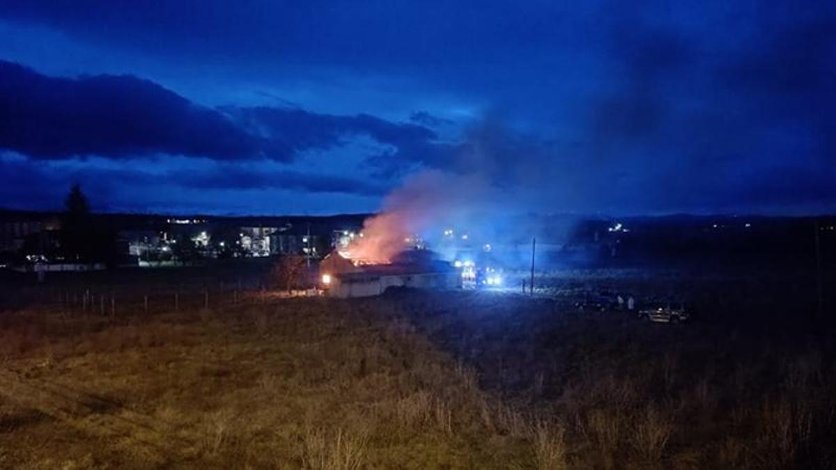 Nave de carpintería destruida por un incendio en Astorga.