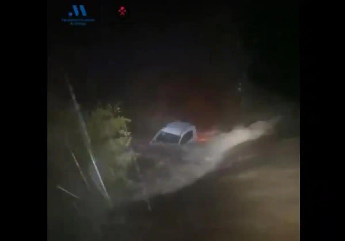 Cuidado, cauces crecidos: los bomberos actúan en una subida rápida del Padrón en Estepona