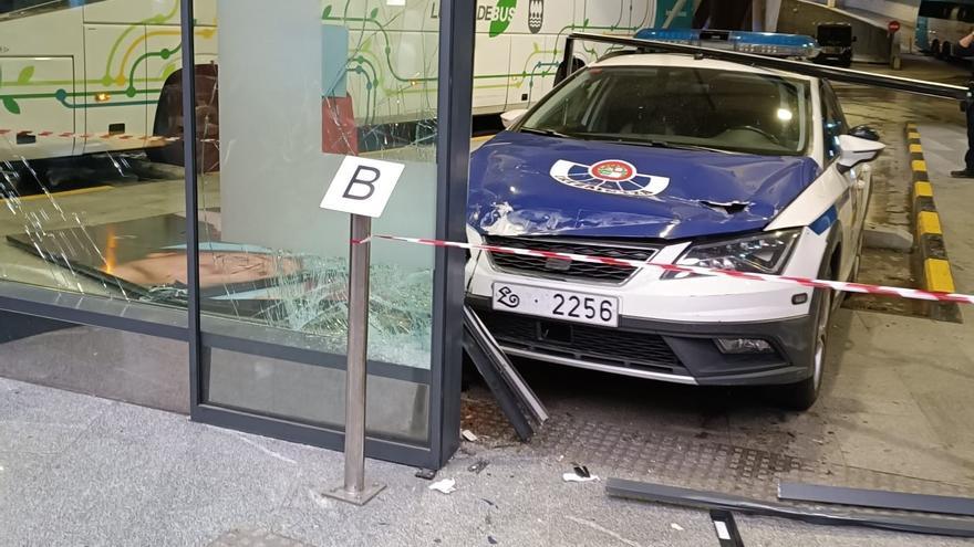 Un coche de la Ertzaintza sufre un accidente en la estación de autobuses de Donostia