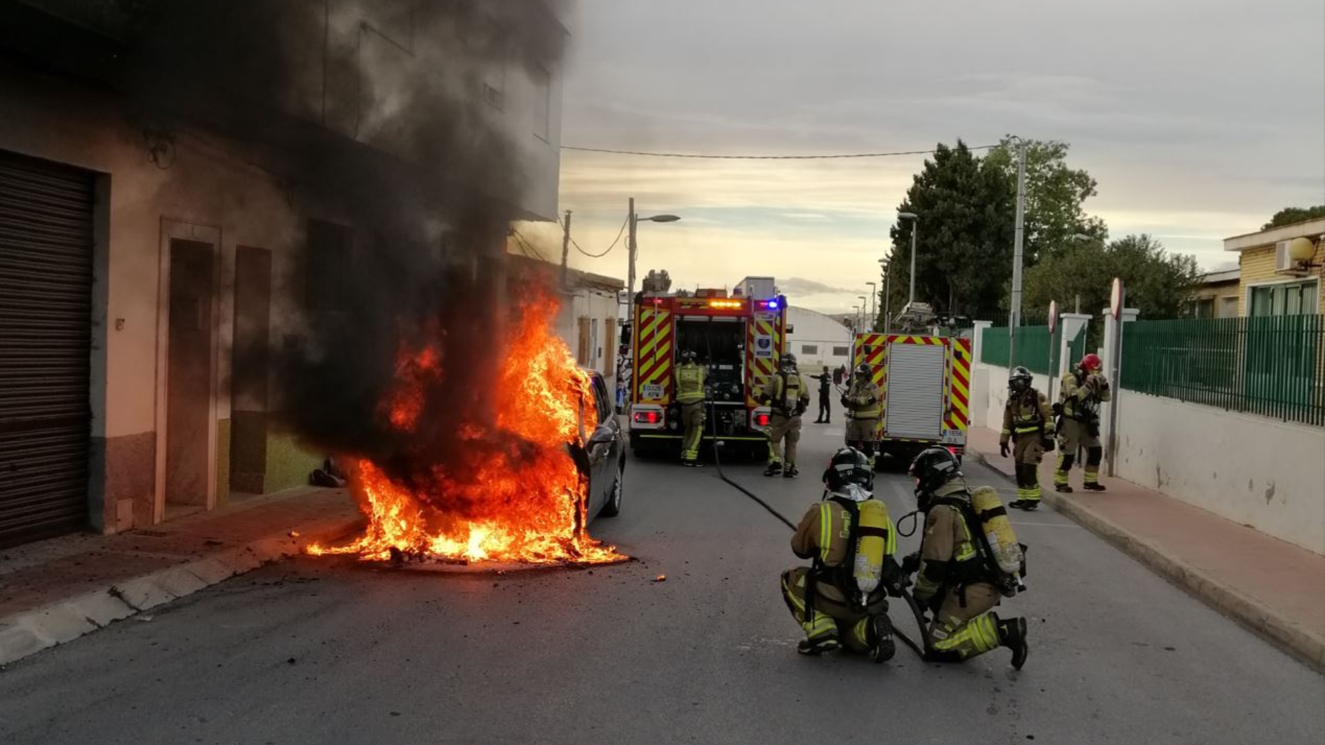 Arde un coche junto al pabellón municipal de Molina de Segura