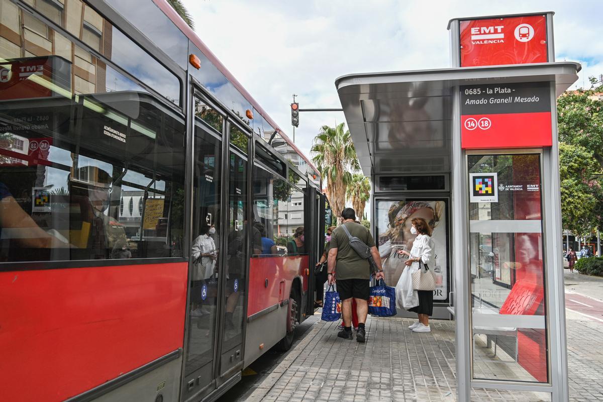 Vídeo: Joven sin facultades mentales desafía normas al intentar subir a autobús fumando en València