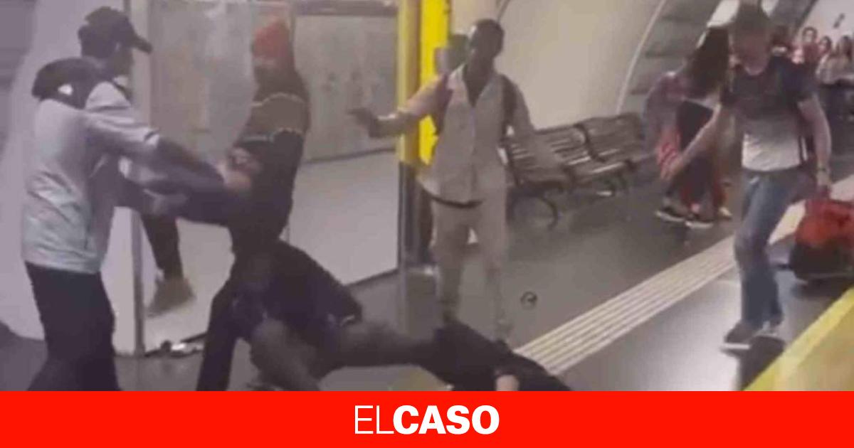 Un robo en el metro de Barcelona acaba con varios jóvenes peleándose en el andén de plaza de España | VÍDEO