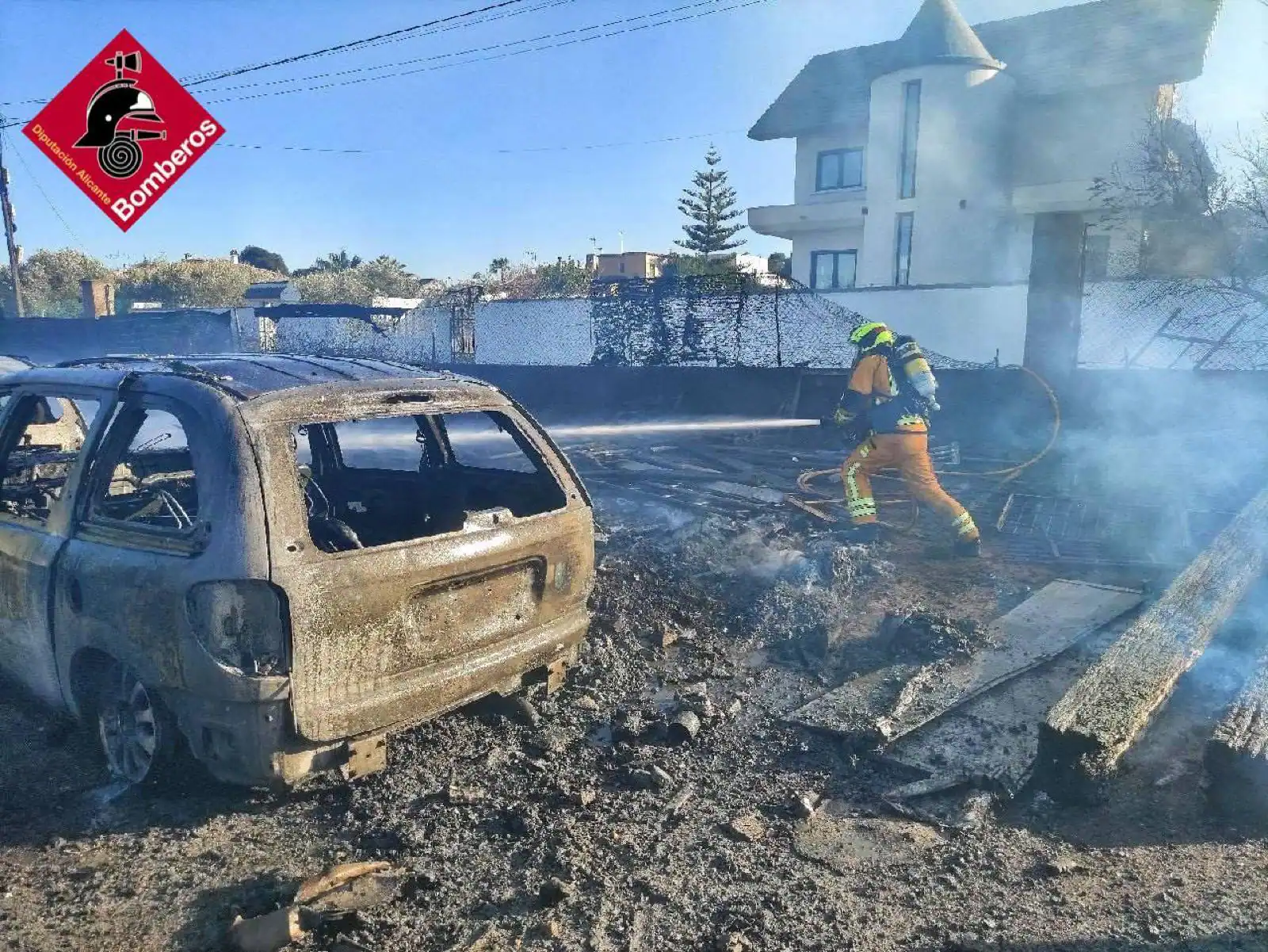 Vehículo calcinado en el incendio.