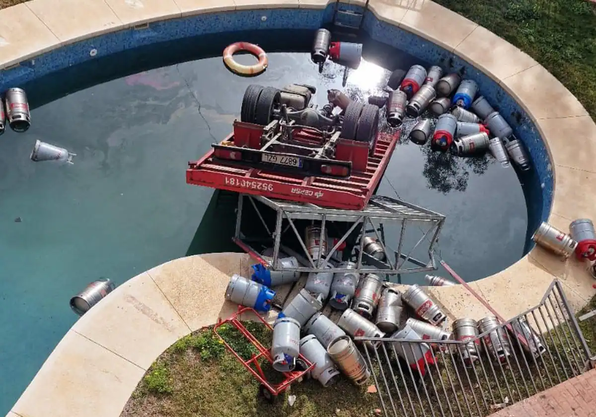 Milagro en Rincón de la Victoria: un camión lleno de bombonas de butano pierde el control y acaba en la piscina de una urbanización