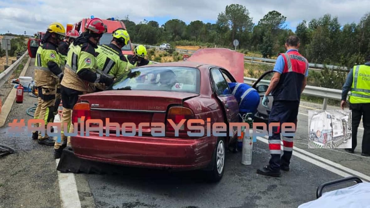 Cuatro heridos, uno de ellos atrapado, tras un choque frontolateral en una carretera onubense