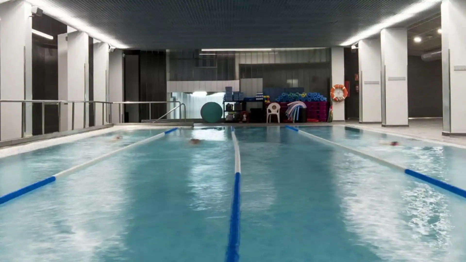 Una usuaria del Multiusos: «Intentamos reanimar a la señora fuera de la piscina pero no fue posible»