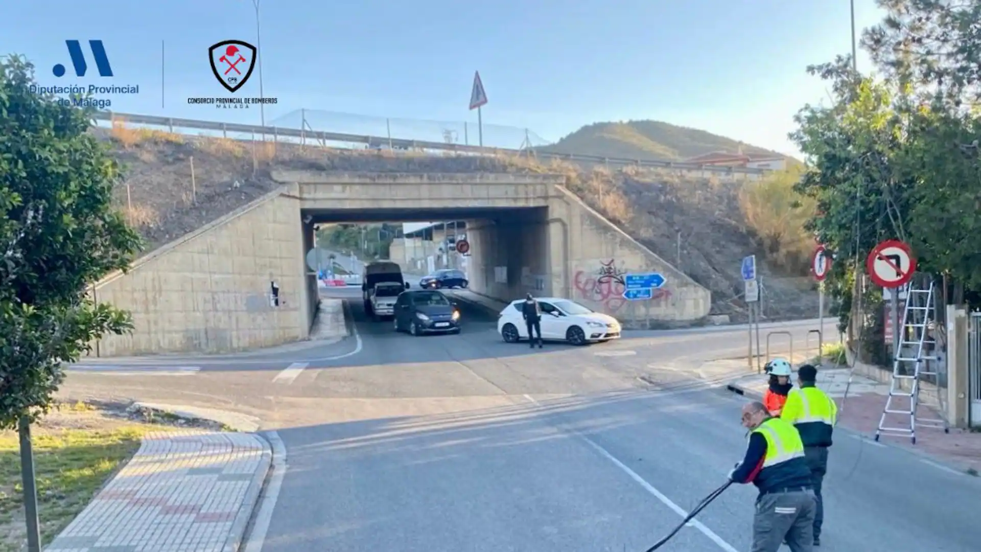 Problemas en la salida a la autovía tras el accidente de un camión en el Carril de los Toros de Rincón de la Victoria